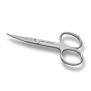 Puede incluir: Un par de tijeras de cutícula plateadas con cuchillas curvas. Las tijeras tienen un pequeño agujero en el mango y el texto "Beauty Track" está grabado en el lateral.