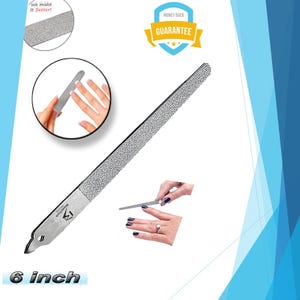 Peut inclure: Une lime à ongles en argent avec une surface texturée. La lime mesure 15,2 cm de long et a un petit trou à une extrémité. La lime est montrée en train d'être utilisée sur un ongle.