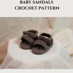 baby sandals for summer with a button crochet pattern