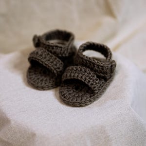 baby sandals for summer with a button crochet pattern