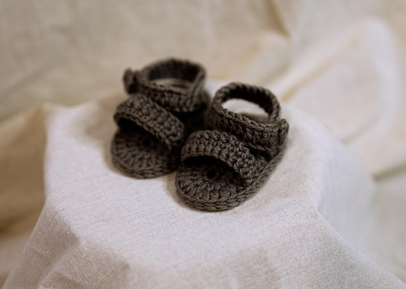 baby sandals for summer with a button crochet pattern