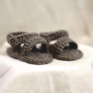 baby sandals for summer with a button crochet pattern