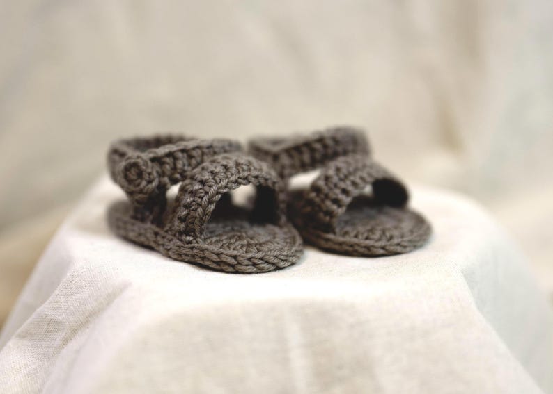 baby sandals for summer with a button crochet pattern