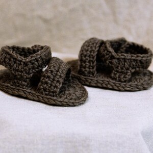 baby sandals for summer with a button crochet pattern