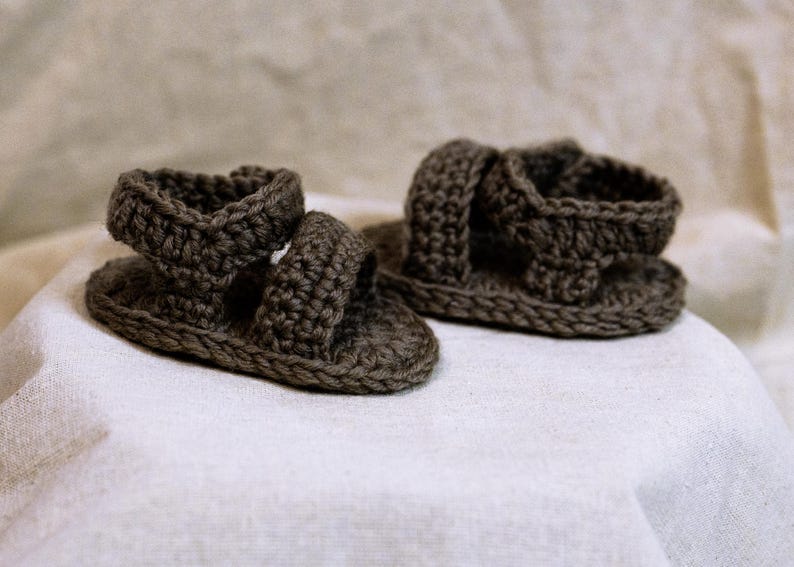 baby sandals for summer with a button crochet pattern