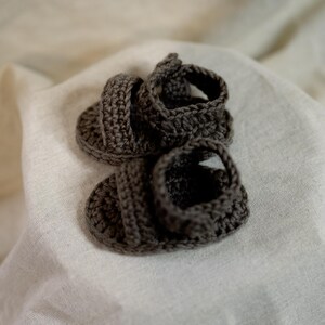 baby sandals for summer with a button crochet pattern