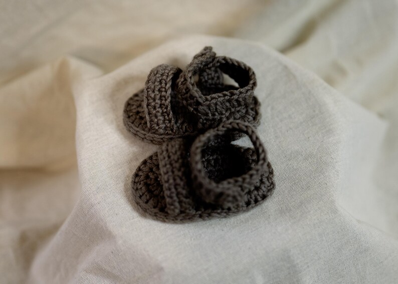 baby sandals for summer with a button crochet pattern