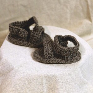 baby sandals for summer with a button crochet pattern