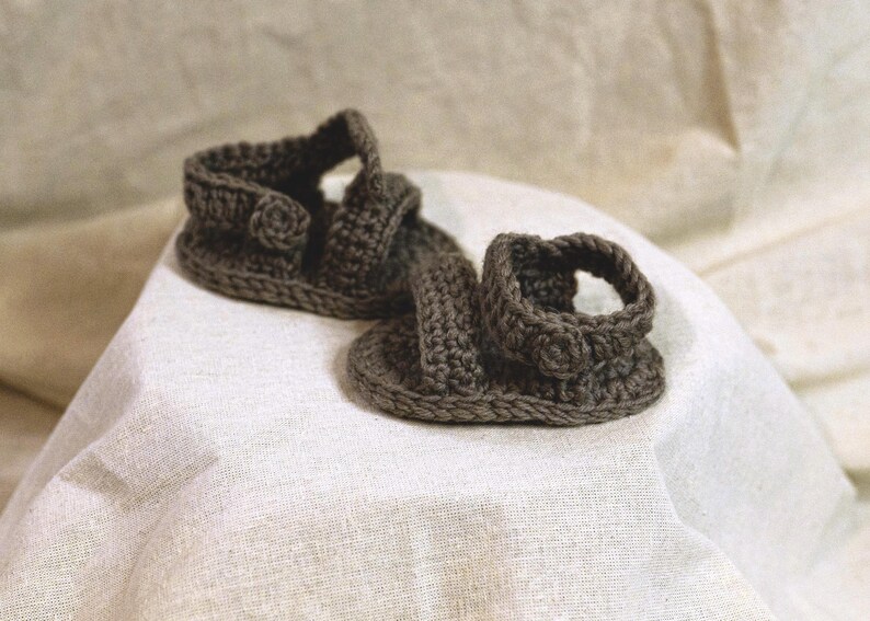 baby sandals for summer with a button crochet pattern