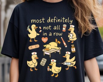 Camiseta divertida de enfermera Comfort Colors® con patos en fila, camiseta de enfermería, caos humorístico, equipo, agradecimiento, enfermera titulada (RN), enfermera práctica licenciada (LPN), regalo para enfermeras