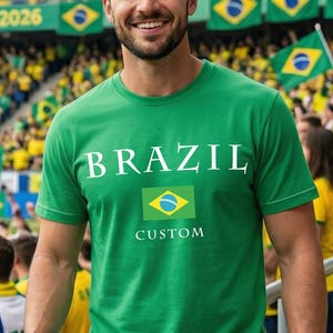 Może przedstawiać: Zestaw trzech ceramicznych kubk&oacute;w z nakrapianym, matowym wykończeniem. Kubki są w odcieniach kremu, jasnoszarym i ciemnoszarym. Każdy kubek ma prosty, minimalistyczny design.