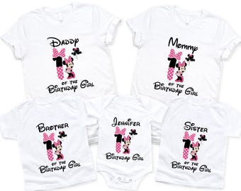 Op de afbeelding: Set van vijf witte T-shirts met een roze en zwart Minnie Mouse-ontwerp met de tekst "Daddy of the Birthday Girl", "Mommy of the Birthday Girl", "Brother of the Birthday Girl", "Sister of the Birthday Girl" en "Jennifer Birthday Girl".