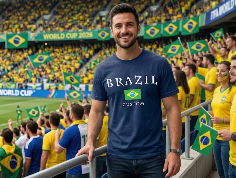 Może przedstawiać: Biały ceramiczny kubek z czarnym uchwytem i napisem "But First, Coffee" w stylu odręcznym. Kubek stoi na białej powierzchni. Kubek ma 10 cm wysokości.