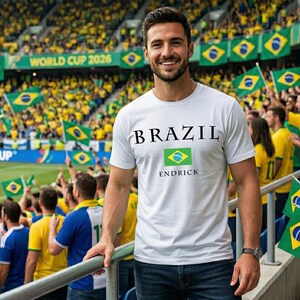 Może przedstawiać: Zestaw trzech ceramicznych kubk&oacute;w z nakrapianym, matowym wykończeniem. Kubki są w odcieniach kremu, jasnoszarym i ciemnoszarym. Każdy kubek ma prosty, minimalistyczny design.