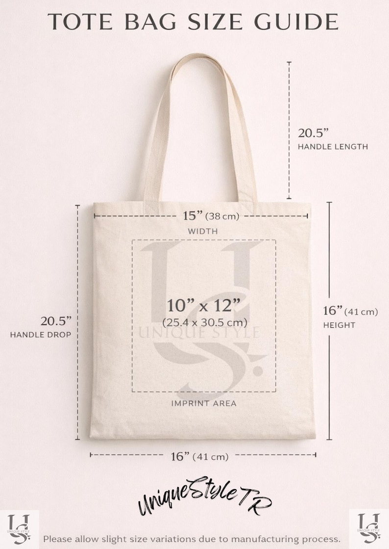 Puede incluir: Gu&iacute;a de tallas de un bolso tote beige. El bolso mide 38 cm de ancho y 41 cm de alto, con una ca&iacute;da de asa de 52 cm. El &aacute;rea de impresi&oacute;n es de 25,4 x 30,5 cm. La longitud del asa es de 52 cm.