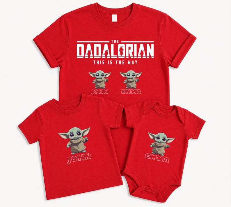 K&ouml;nnte beinhalten: Rote T-Shirts und ein Body mit einer Zeichentrickfigur. Das gr&ouml;&szlig;te Shirt tr&auml;gt in wei&szlig;en Blockbuchstaben die Aufschrift "THE DADALORIAN THIS IS THE WAY". Kleinere Shirts und der Body haben das Bild der Figur und Namen.