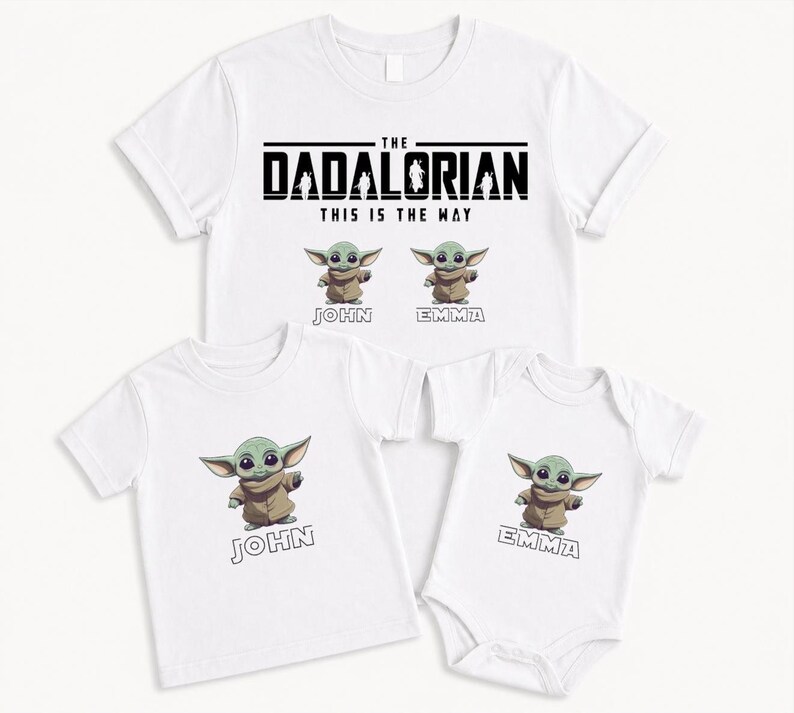 K&ouml;nnte beinhalten: Wei&szlig;e T-Shirts und ein Body mit einer gr&uuml;nen Alien-Figur in einem braunen Umhang. Die Shirts tragen den Text "THE DADALORIAN THIS IS THE WAY" und die Namen "JOHN" und "EMMA".