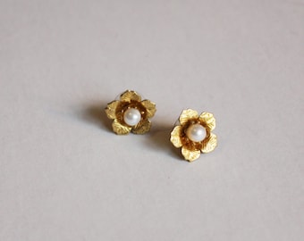 Lorna Gold Flower stud earrings