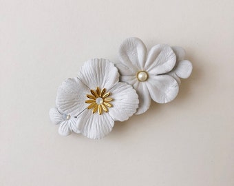 RYAN : white leather flower barrette with gold and pearl hand beading / Modern bride