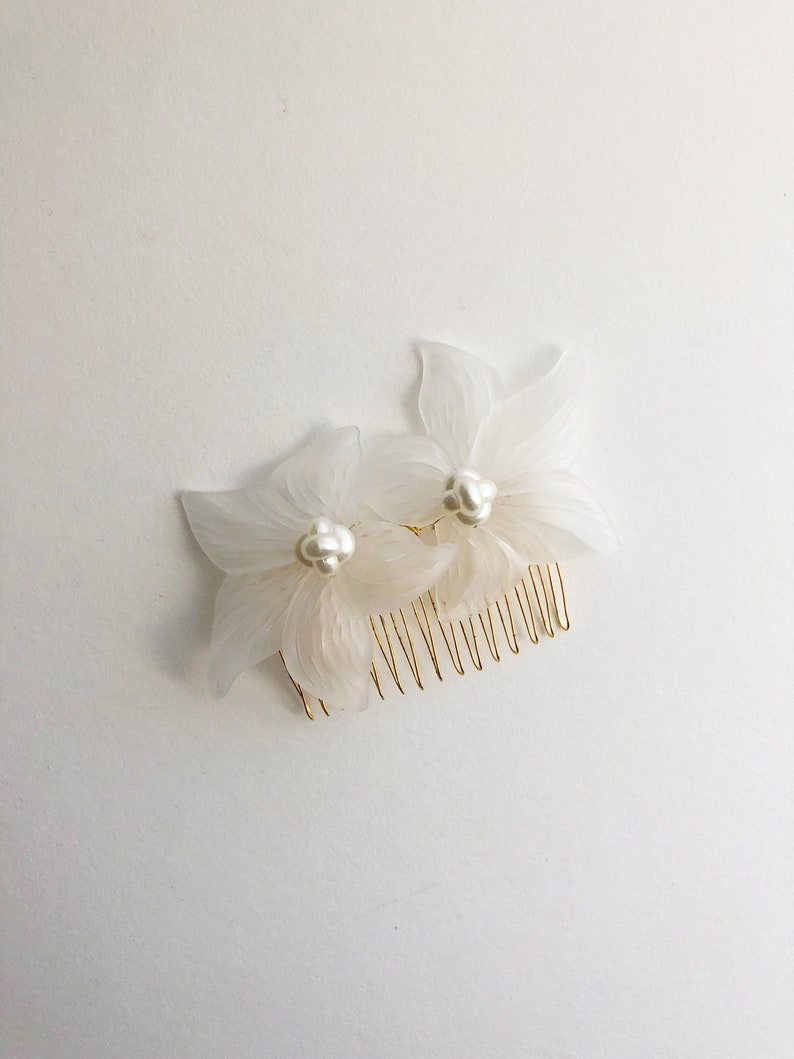 Bardot Comb: resin florals with pearl detailing image 3