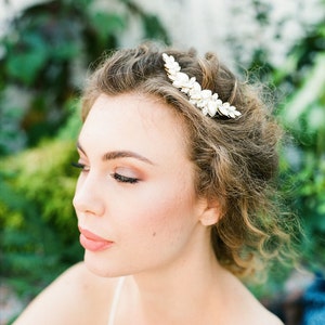Marlow : Asymmetric romantic pearl & crystal hair comb / Vintage Glam image 3