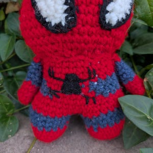 Peluche Spiderman au crochet : poupée de super-héros faite main