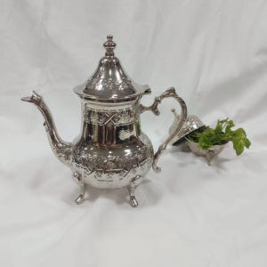 Théière marocaine fait en main, théière oriental, théière en cuivre, teapot, parque 5 étoiles, théière traditionnel