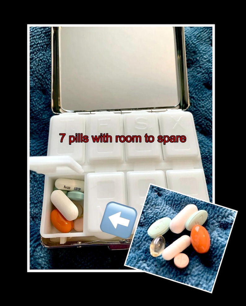 Puede incluir: Un organizador de pastillas blanco con tapa de espejo. El organizador tiene siete compartimentos y el texto "7 pastillas con espacio de sobra" est&aacute; impreso en la parte delantera. Hay varias pastillas en uno de los compartimentos.