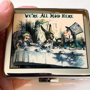 Boîte à pilules 7 jours Tea Party Alice au pays des merveilles avec miroir 1