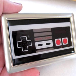 Originele vintage op Nintendo-controller geïnspireerde sigaretten- of kaarthouder of portemonnee blik retro