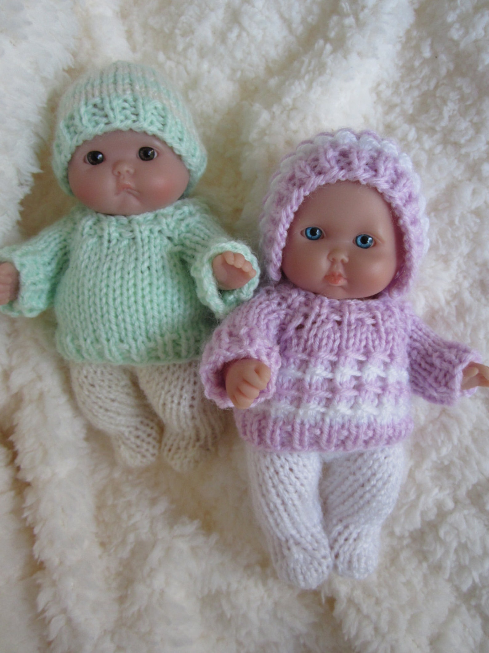 Вязаная одежда для пупсов. Вязаная одежда для кукол пупсов. Вязаная одежда для кукол пупсов. Одежда для пупса крючком. Одежда для кукол спицами.