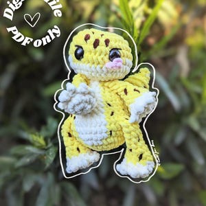 Puede incluir: Un gecko amarillo y blanco tejido a ganchillo con manchas marrones y una lengua rosa. El gecko está delineado en blanco y el texto "Digital file PDF only" está en un diseño circular encima del gecko.