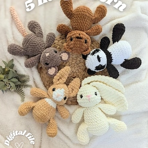 Peut inclure: Cinq animaux en peluche crochetés comprenant un singe marron, une souris grise, un panda noir et blanc, un lapin beige et un lapin crème. Le texte 5 in 1 pattern est en haut, et Digital file PDF only est en bas à gauche.
