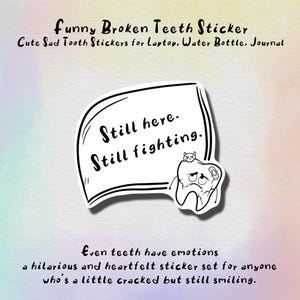 Può includere: Un adesivo bianco e nero con un dente di cartone animato con un bendaggio e il testo "Ancora qui. Ancora in lotta."