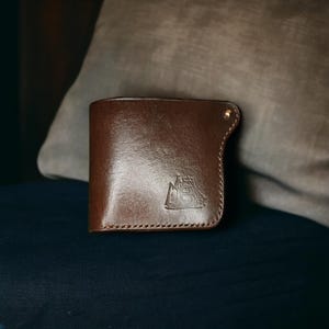 Cartera minimalista de cuero italiano hecha a mano: compacta, elegante y cosida a mano.