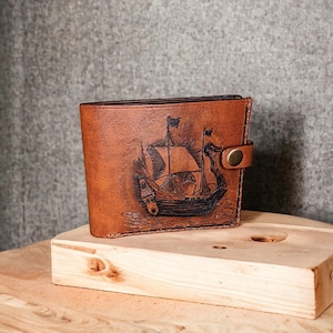 Portefeuille en cuir de qualité supérieure fabriqué à la main avec un bateau viking et une boussole de style brûlé à la main | Cadeau pour lui