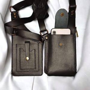 Handgefertigte Leder Schultertasche mit Holster - Stilvoll & Funktionell | Premiumleder | Verstellbare Träger | Zwei Fächer mit Messingverschluss