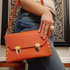 bandoulière et pochette en cuir orange faits main | Porte-monnaie convertible en métal doré | Sac à bandoulière clouté élégant
