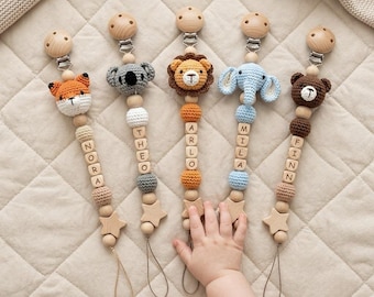 Clip para chupete con letras personalizadas y animal de ganchillo, soporte de madera para chupetes para niños y niñas.