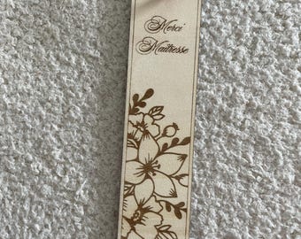 Personalized engraved wooden bookmark with flower, handmade French gift for Mother's Day, perfect for reading or reading.