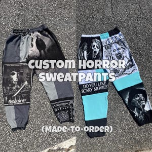 Könnte beinhalten: Individuelle Horror-Sweathosen mit Patchwork-Panels mit Bildern aus Horrorfilmen. Ein Paar hat ein Schwarz-Weiß-Design mit einer Grafik von Freitag, dem 13. Das andere Paar hat ein hellblaues Panel mit dem Text "Magst du Horrorfilme?"