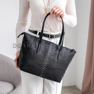 Schwarze Schlangenleder Tragetasche für Frauen - Große minimalistische Schultertasche mit Reißverschluss