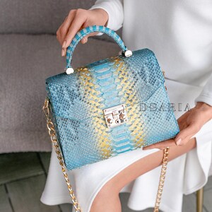 Bolso de mano con solapa de piel exótica azul claro - Bolso tipo cartera mediano para mujer - Bolso de hombro con asa superior - Bolso bandolera de piel de serpiente de pitón dorada