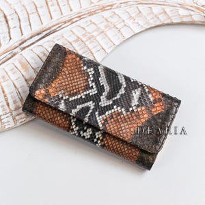 Carteras de diseñador para mujer: cartera grande de piel de serpiente marrón para mujer: cartera delgada y larga con solapa para mujer: cartera de piel de serpiente auténtica