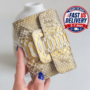Portefeuille compact pliable pour femme en cuir de python doré avec fermeture à pression - Petit portefeuille en imitation peau de serpent