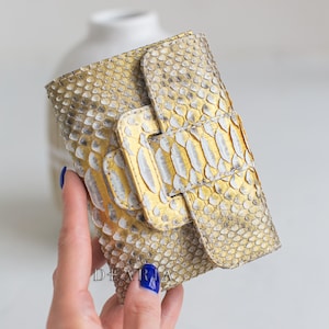 Cartera plegable compacta de piel de pitón dorada para mujer con cierre a presión - Cartera pequeña para mujer - Cartera de piel de serpiente dorada metalizada