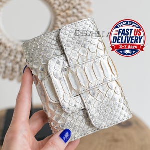 Portefeuille en cuir de python gris et perle pour femme