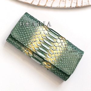 Cartera de piel de pitón verde esmeralda - Cartera de piel de serpiente de lujo - Cartera con solapa de diseñador - Cartera larga para mujer - Regalo exótico y único