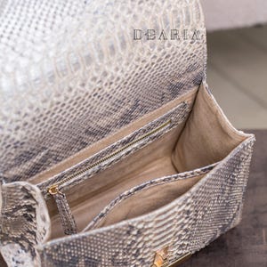 Perlenpython-Ledertasche - Elegante Crossbody-Geldbörse mit Top-Griff Bild 11