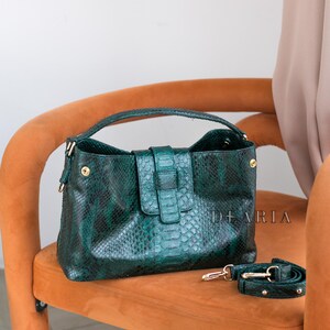 Convertible tote bag with side buttons forming trapeze shape